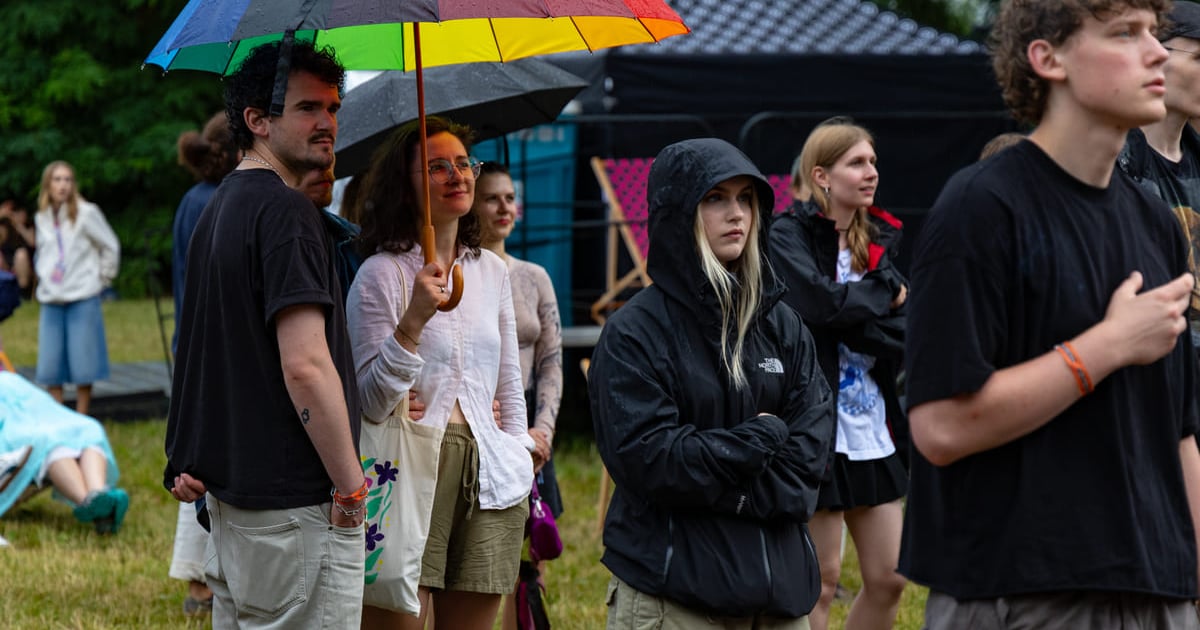 Piątek na WROsound z parasolami. Zdjęcia z pierwszego dnia festiwalu