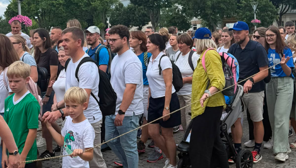 Pielgrzymkowy szlak zapełnia się kolejnymi grupami. Wieczorem pierwsze wspólne spotkanie w Grębkowie