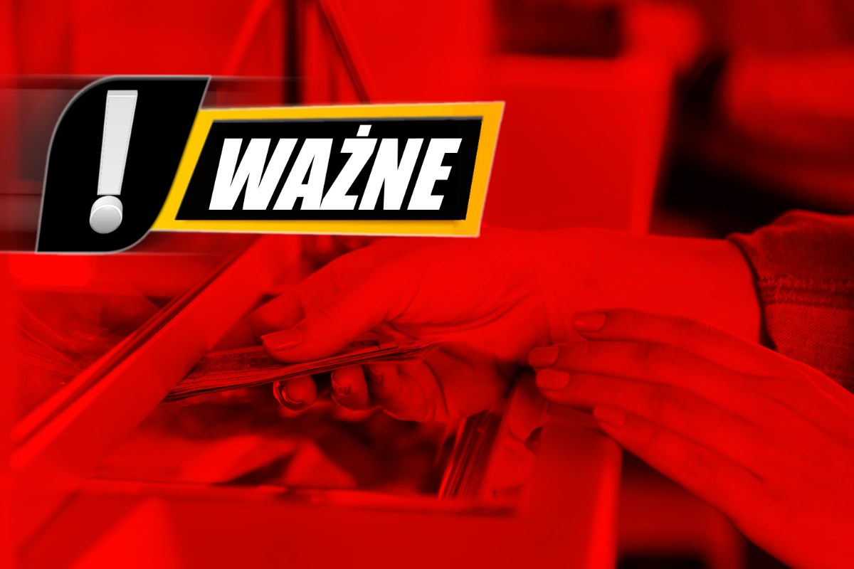 Kobieta wpłaca pieniądze przy okienku.