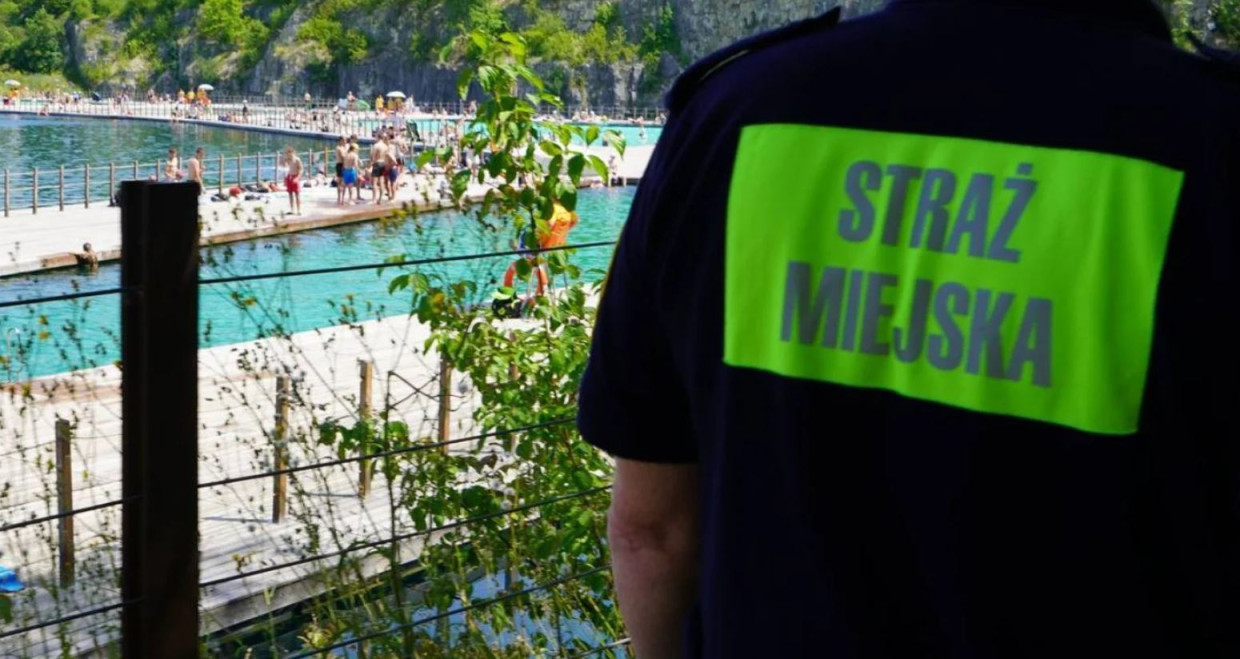 Pierwszy tydzień wakacji nad wodą w Krakowie. Straż miejska wystawiła mandaty
