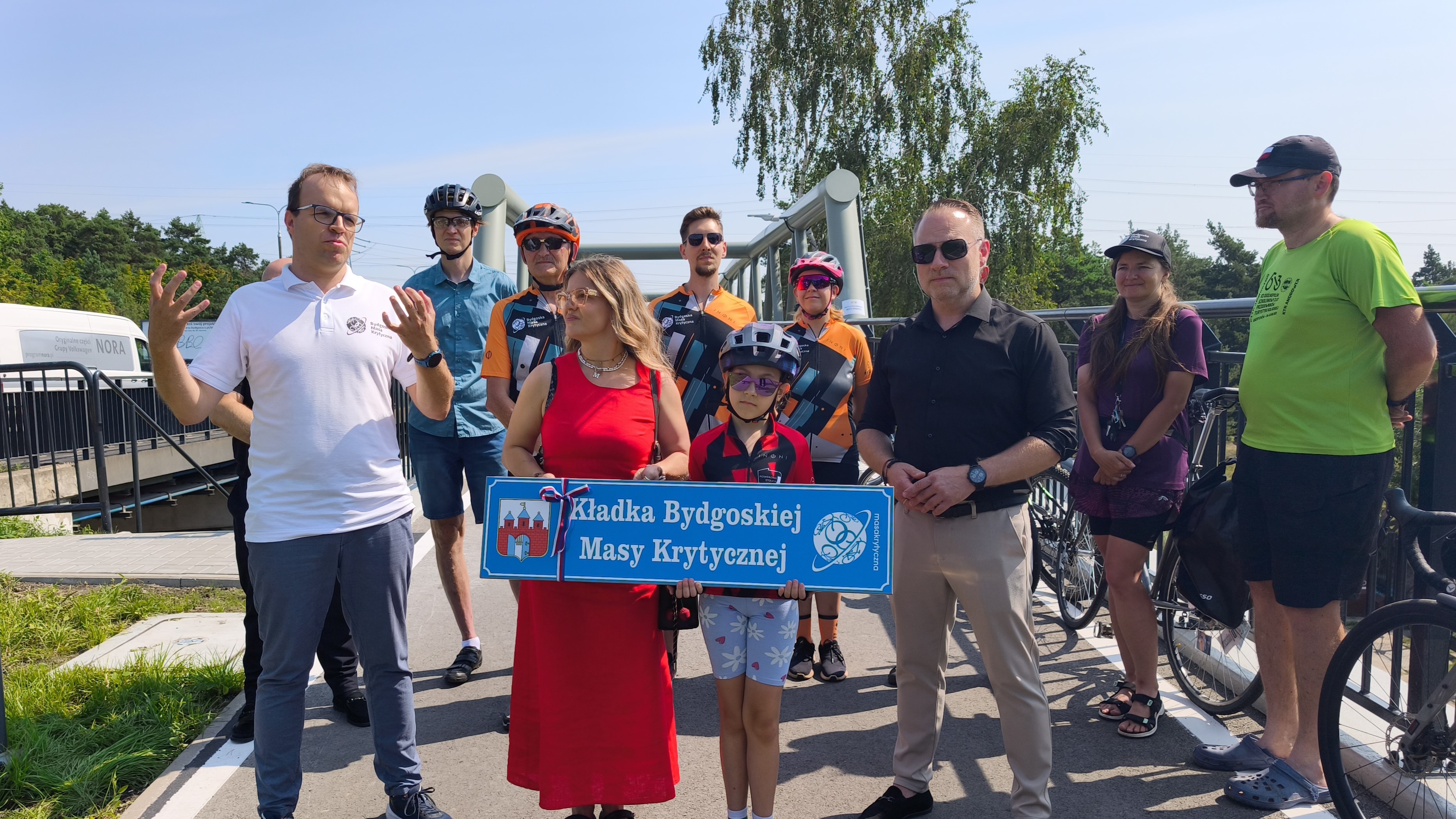 Piesi i rowerzyści będą podróżować bezpieczniej między Bydgoszczą a jej okolicami. Droga i kładka w Fordonie otwarte