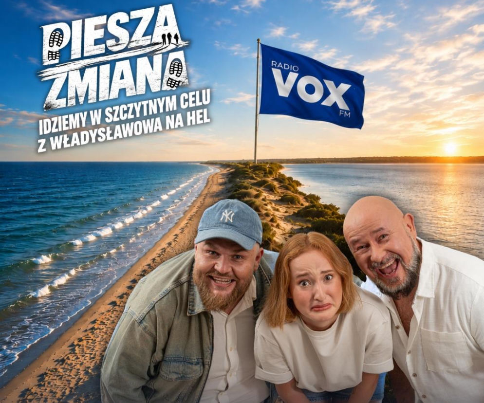 Dziennikarze VOX FM na tle Mierzei Helskiej. O charytatywnej akcji Piesza Zmiana przeczytasz na VOX FM.