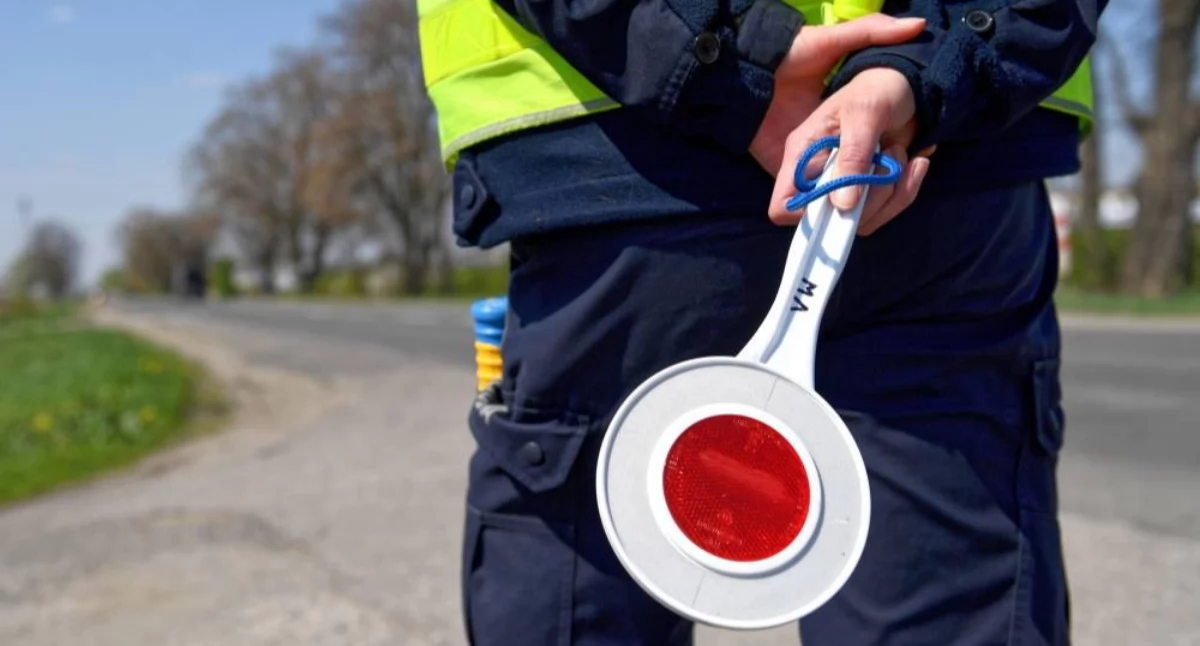 Pijana para w samochodzie: on prowadził, ona chciała wręczyć policjantowi