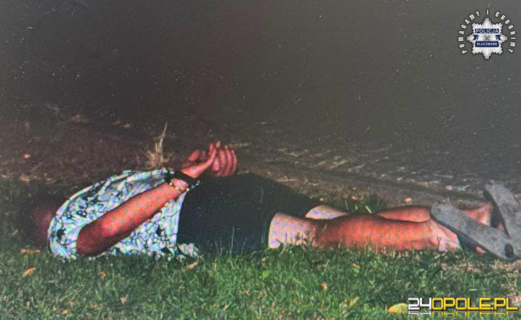 Pijani obywatele Ukrainy rozjeżdżali park autem. Jazdę zakończyli w rowie