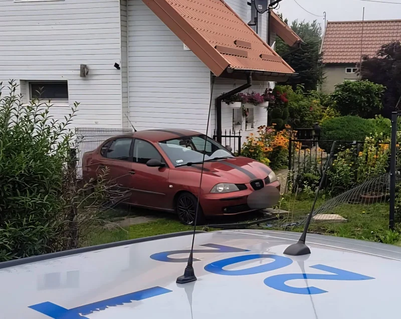 Pijany 23-latek „zaparkował” seata wprost w ścianie domu w Pogrodziu
