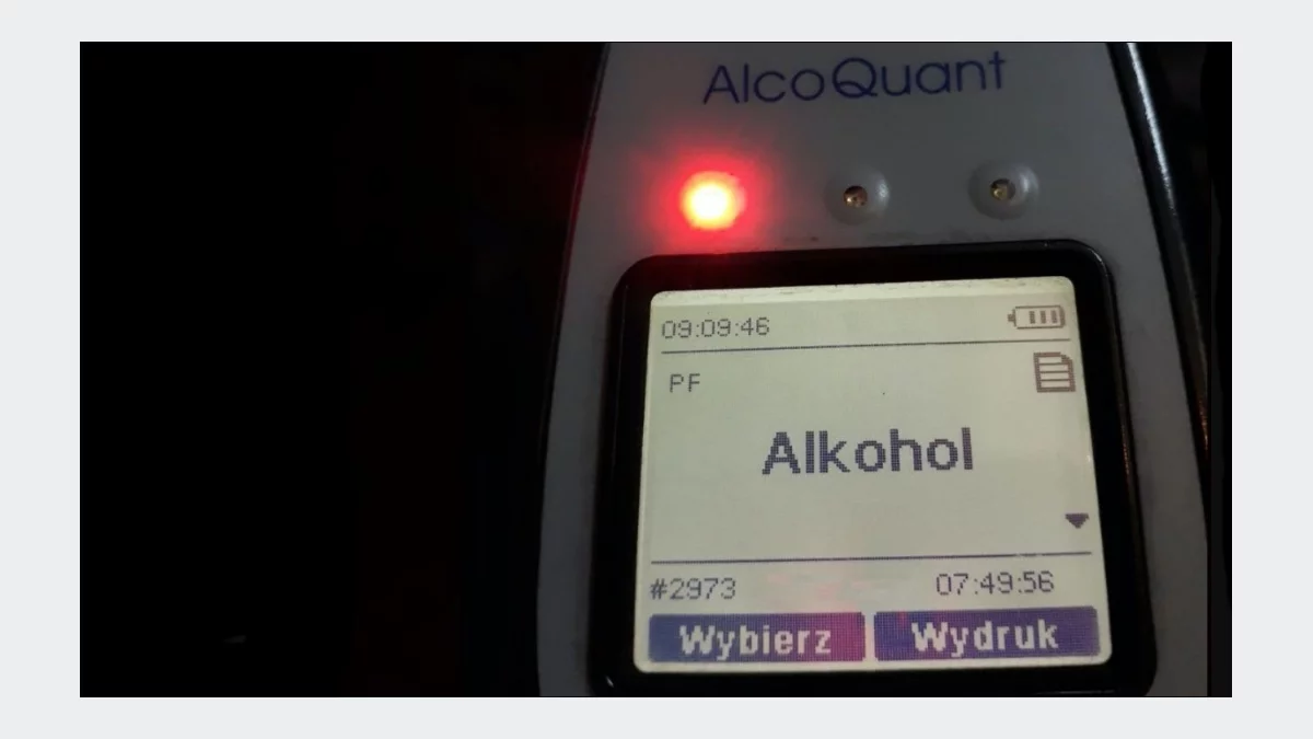 Pijany 25-latek uderzył w traktor. Ciągnik stoczył się ze skarpy