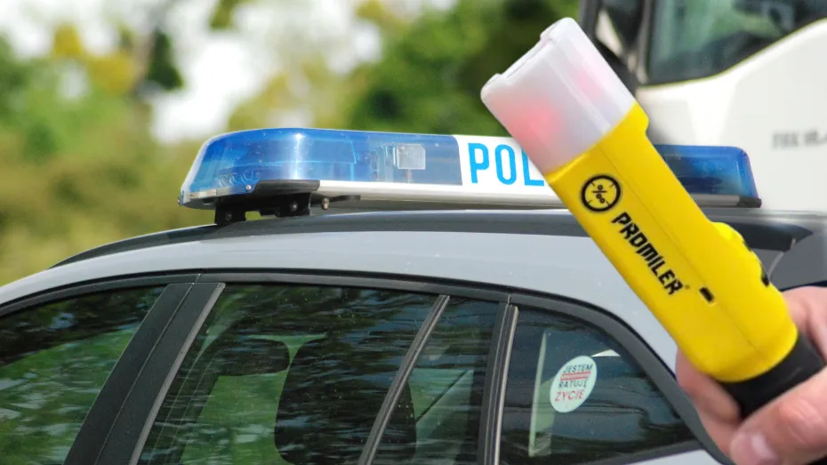 Pijany 62-latek bez ważnego prawa jazdy... Za kratki może trafić na pięć lat