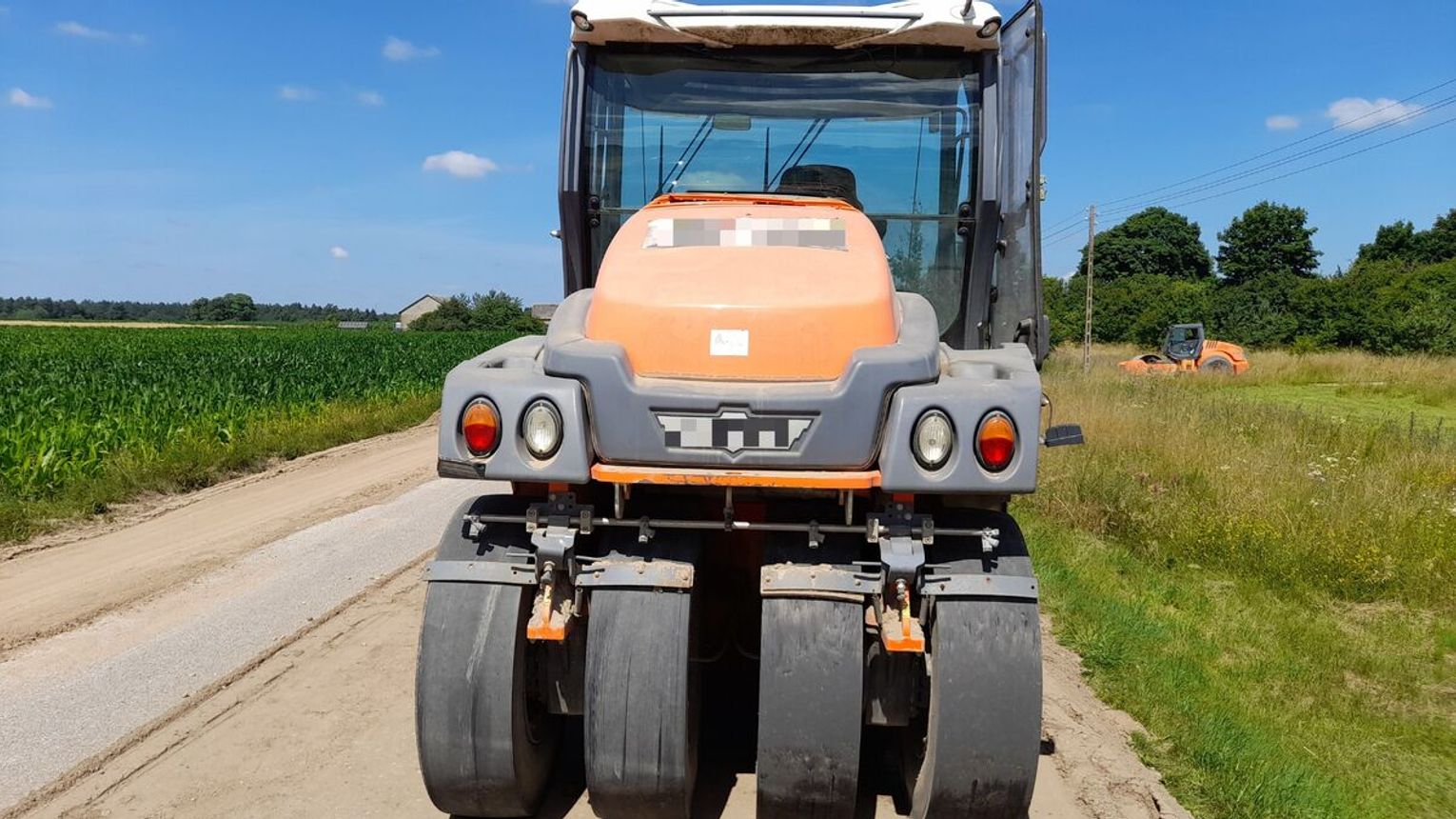 Pijany kierował walcem drogowym. Doprowadził do kolizji z mercedesem