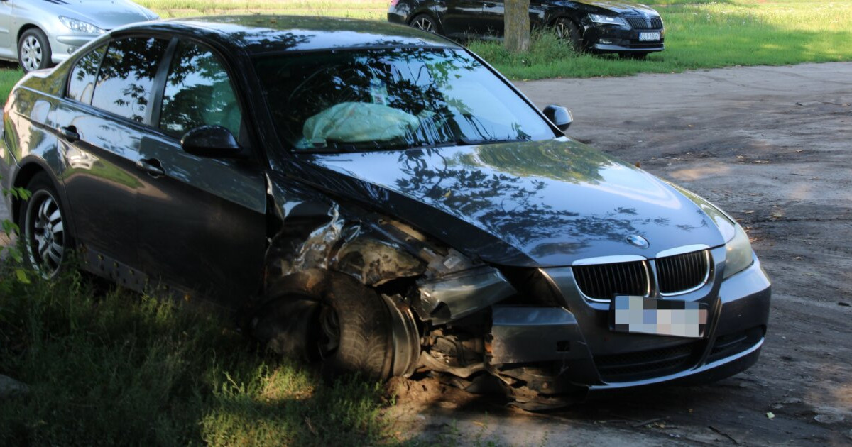 Pijany kierowca BMW rozbił się na drzewie. Wszystko tuż obok komendy