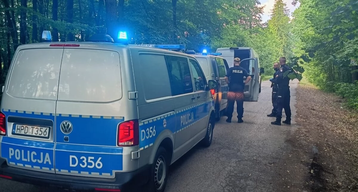 Pijany kierowca uciekał przed policją busem, potem pieszo. Mundurowi dopadli go w lesie