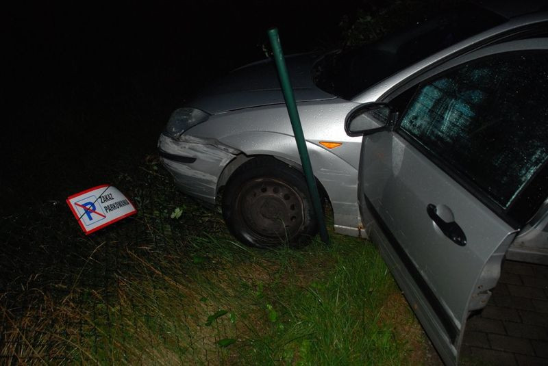 Pijany kierowca uderzył w ogrodzenie. Miał ponad 2 promile i sądowy zakaz