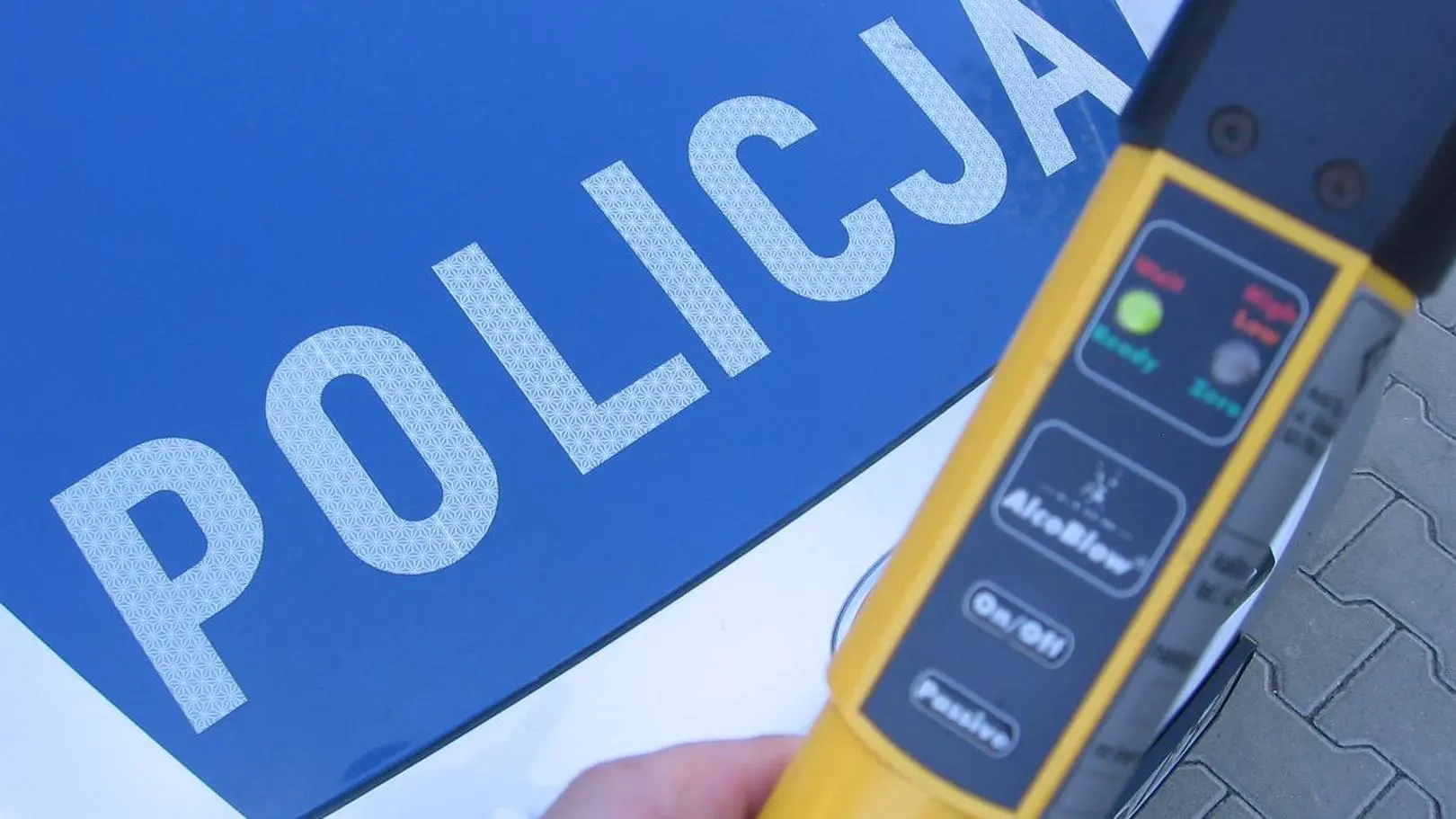 Pijany kierowca z dożywotnimi zakazami, kolizja i awaryjne hamowanie pociągu