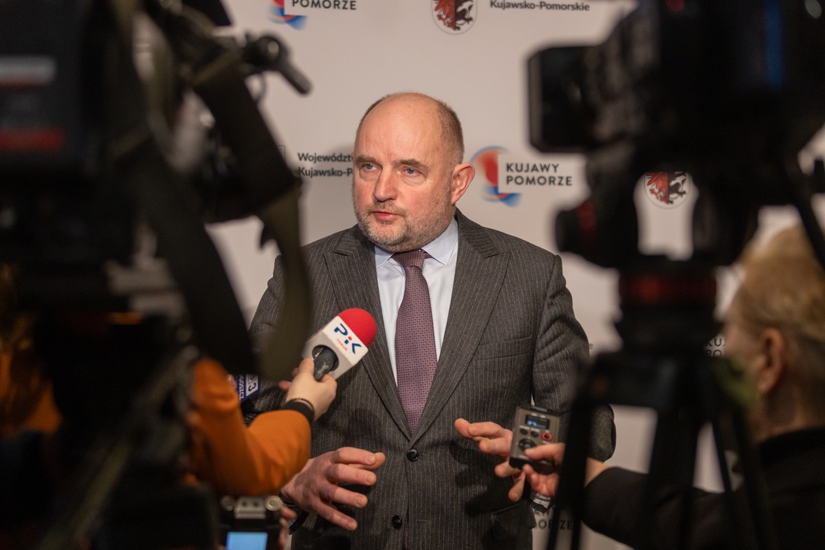 Piotr Całbecki odniósł się do zarzutów dotyczących organizacji pracy w Wojewódzkim Szpitalu Zespolonym w Toruniu.