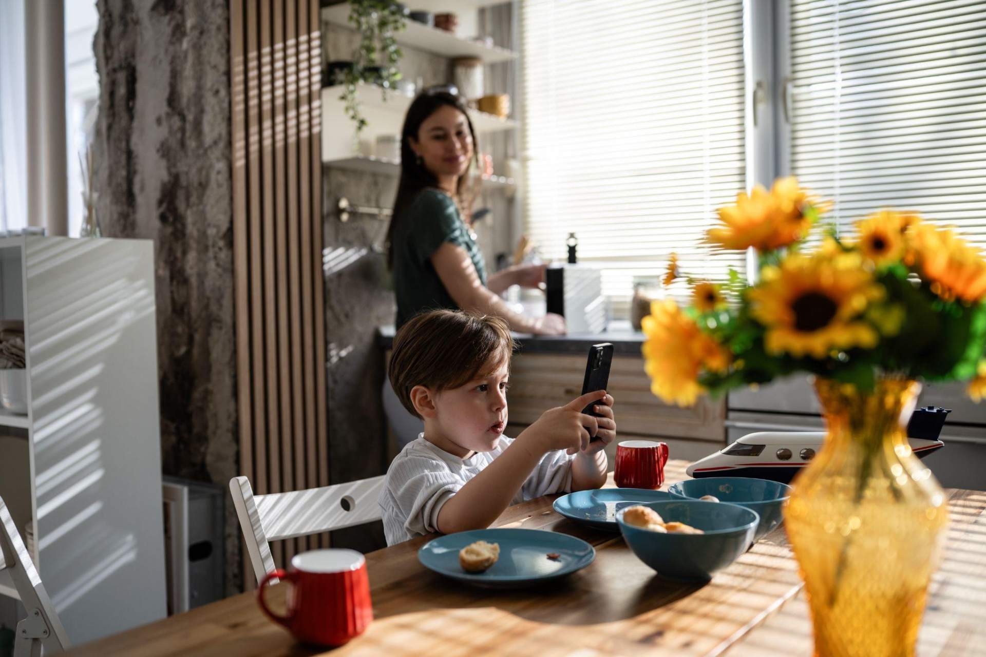 Planujesz zakup nowego smartfona? Zobacz, dlaczego nowoczesny telefon z eSIM to inwestycja w przyszłość