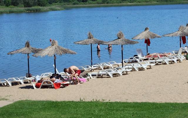 Plaża jak na Hawajach, a znajduje się mniej niż godzinę drogi z Wrocławia. Na miejscu są słomiane parasole, knajpka, leżaki