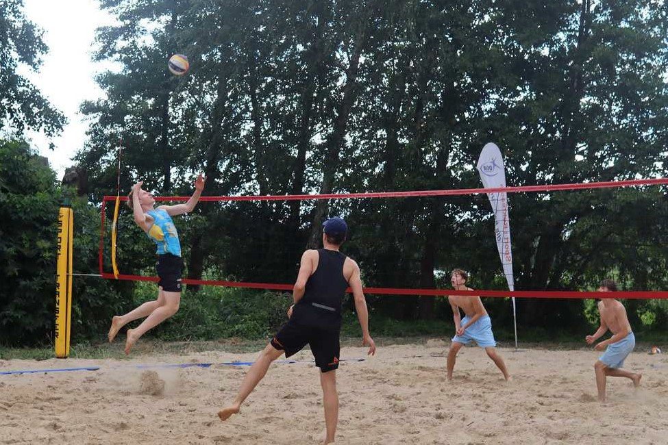 Plaża w Ostrowitem znów przyciąga tłumy. Udany festyn rodzinny i emocjonujące otwarcie cyklu siatkówki plażowej