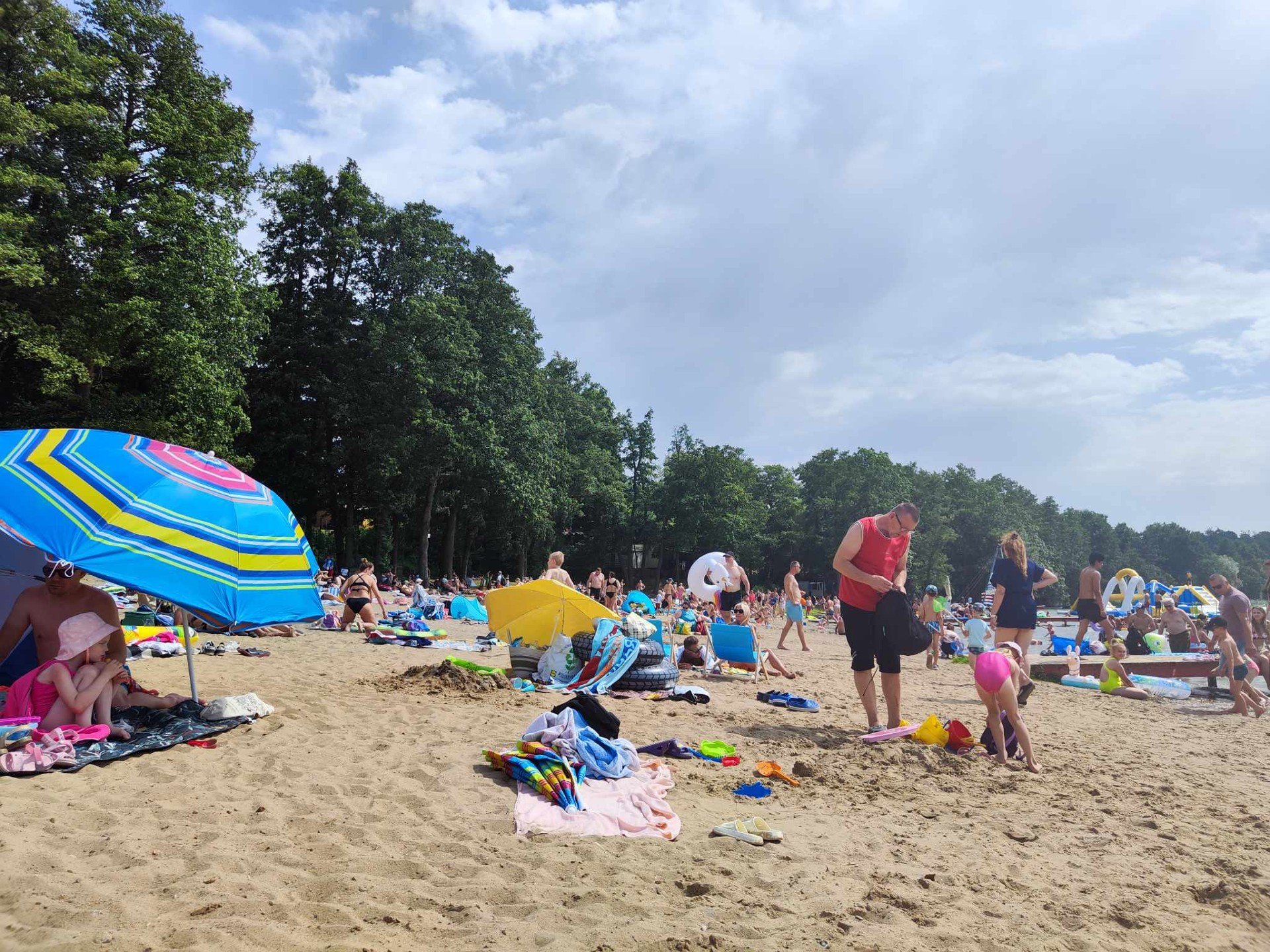 Plaża w Sierakowie przyciągnęła tłumy turystów