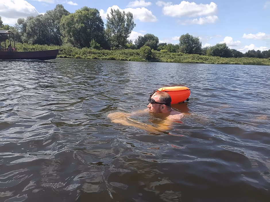 Płynie w dół Wisły, minął już Warszawę. Zbiera na pomoc dzieciom
