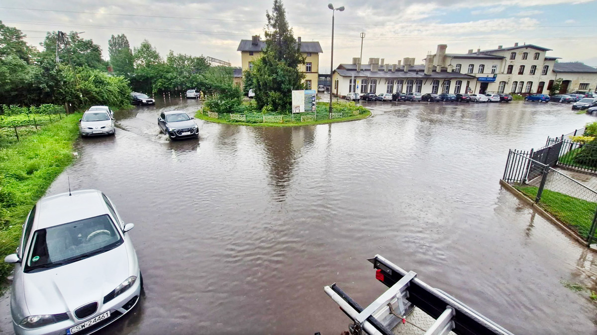 Po ulewach plac przed dworcem w Laskowicach zmienia się w jezioro. Co na to PKP?