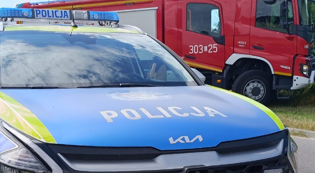 Po zderzeniu z autem ciągnik przewrócił się na bok. Droga jest zablokowana