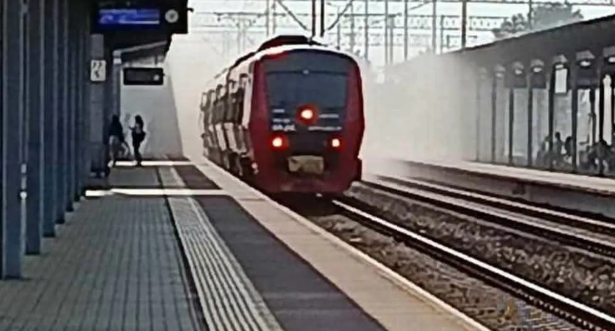 Pociąg Hetman wjeżdża na stację w kłębach dymu! Kolejny niebezpieczny incydent w składzie relacji Hrubieszów – Zamość