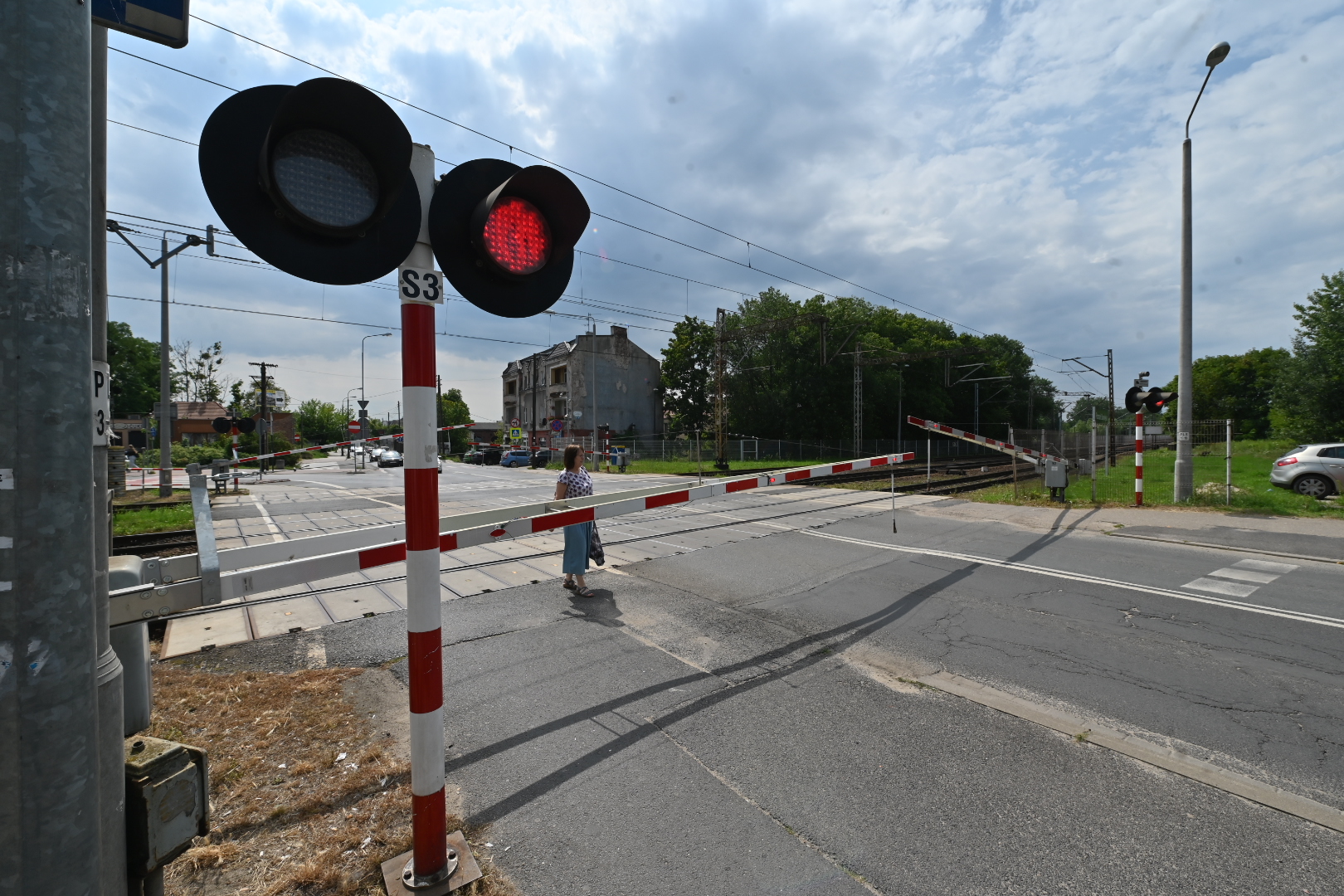 Pociąg uderzył w Audi. Zapory były podniesione, a sygnalizacja nie działała