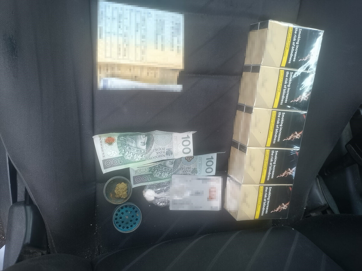 Podejrzana transakcja na poboczu drogi. 29-latek miał przy sobie i w domu blisko pół kilograma narkotyków