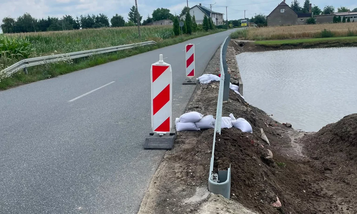Podmyta jezdnia po nawałnicy. Strażacy zabezpieczyli niebezpieczne miejsce
