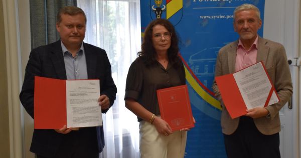 PODPISANO UMOWĘ NA DOFINANSOWANIE ZAKUPU AUTOBUSU DLA ŚRODOWISKOWEGO DOMU SAMOPOMOCY W PEWLI WIELKIEJ