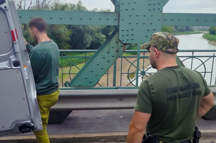 Podszywał się pod firmę kurierską i wyłudzał pieniądze. Straż…
