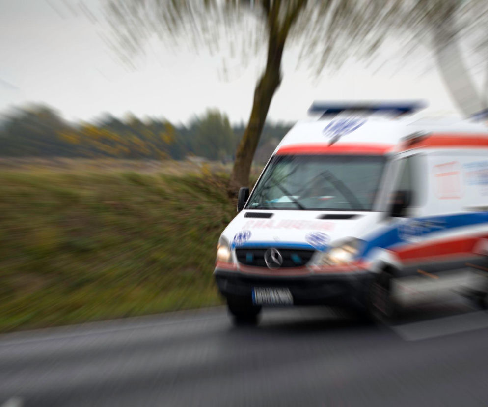 Rozmyty obraz jadącej karetki pogotowia. O akcji ratunkowej na Biebrzy przeczytasz na Eska Białystok.