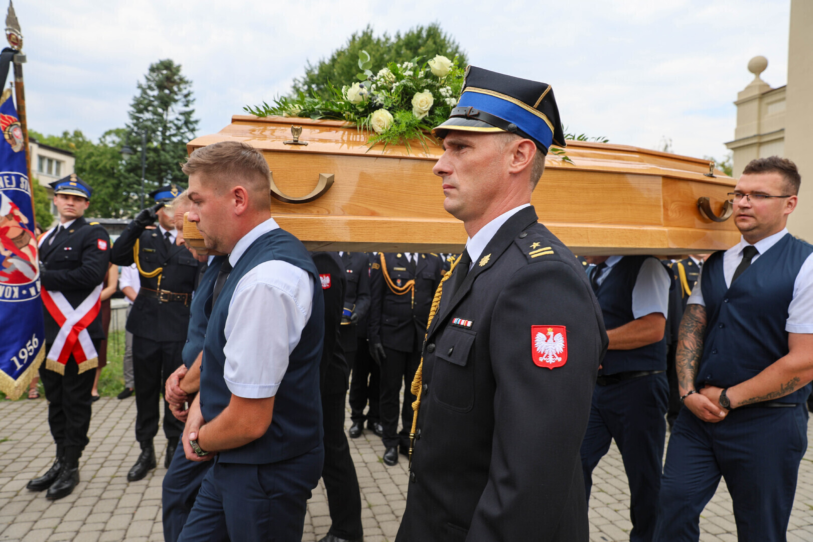Pogrzeb Kamila Włóki w kościele parafialnym w Rozprzy. Rodzina, przyjaciele, strażacy i mieszkańcy pożegnali 33-letniego strażaka z Piotrkowa