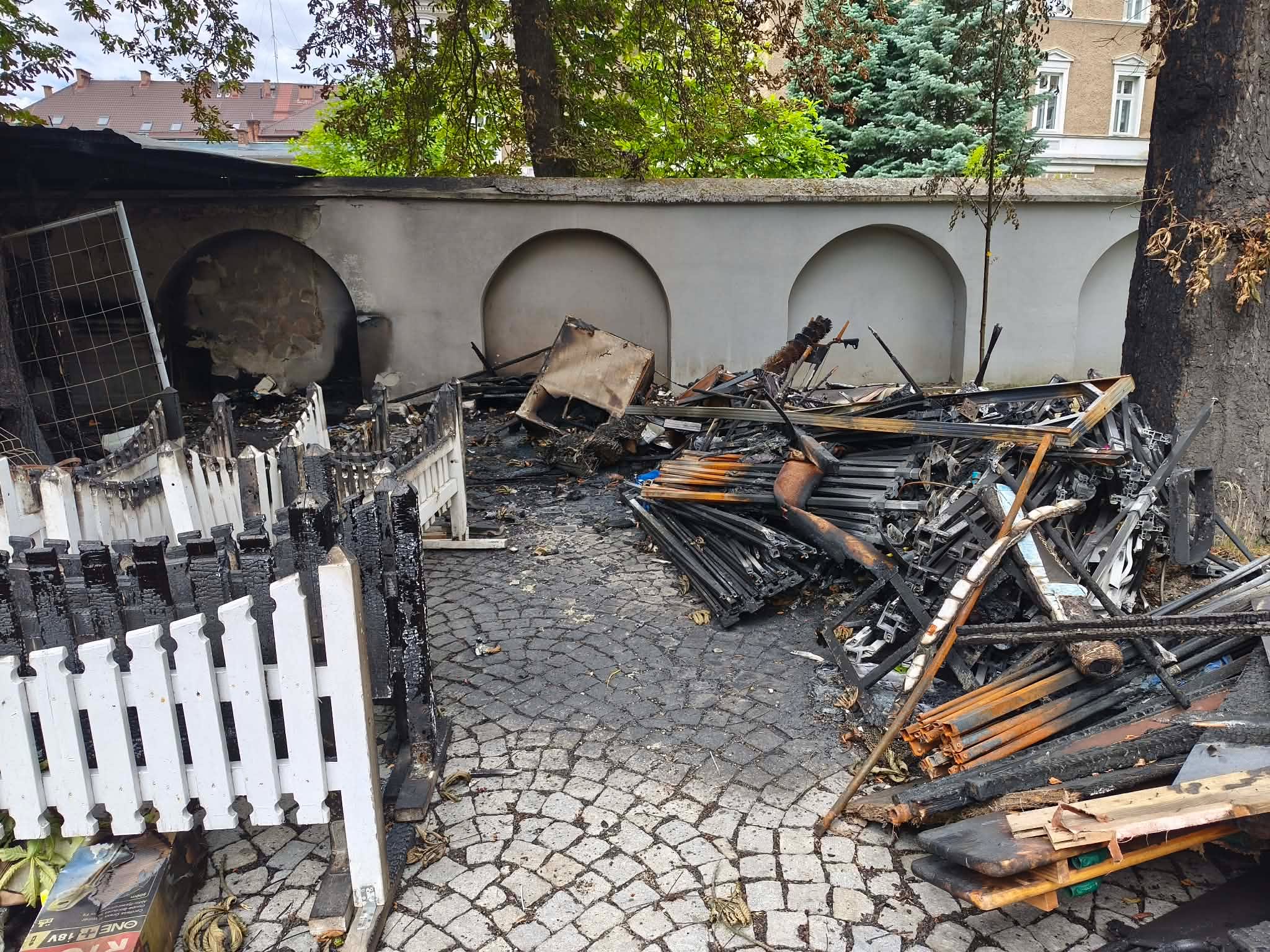 POK liczy straty. Ogień strawił wiatę