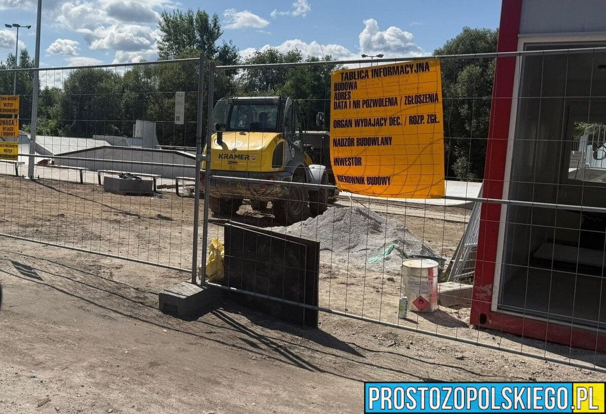 Policja apeluje: Budowa to nie plac zabaw. Niebezpieczne sytuacje na powstającym skateparku w Namysłowie