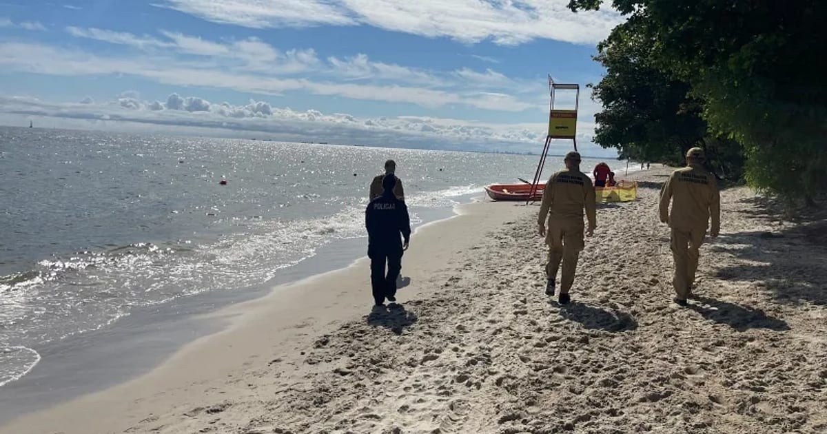 Policja Gdynia i Państwowa Straż Pożarna patrolują plaże. Chodzi o bezpieczeństwo nad wodą