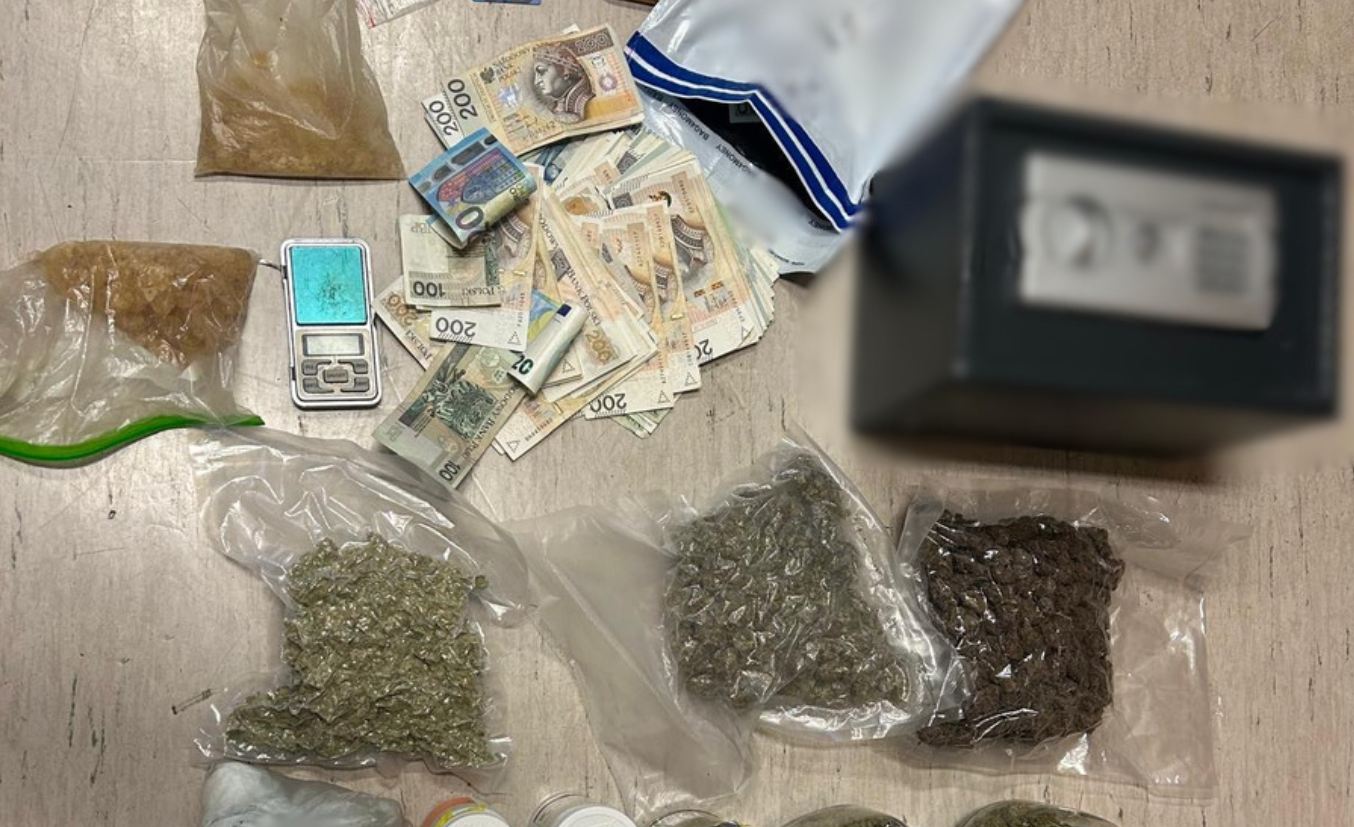 Policja uderzyła w narkobiznes na Podgórzu. Mężczyzna był agresywny