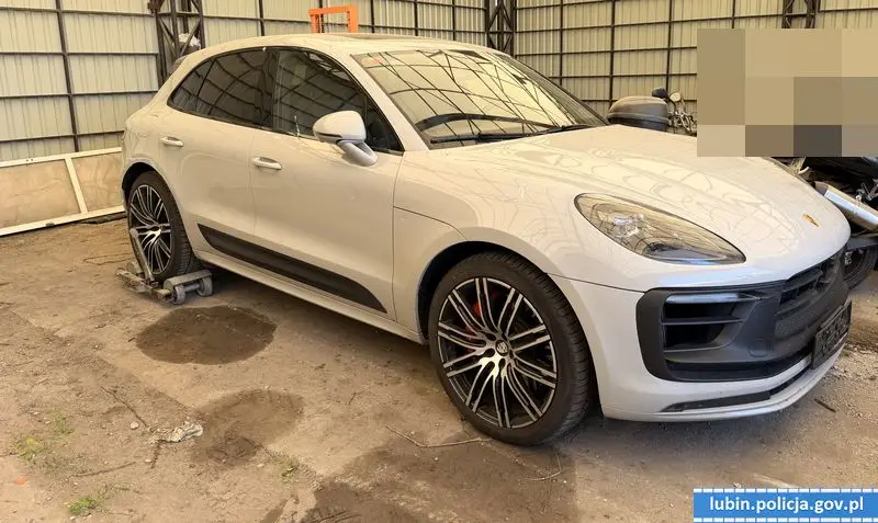 Policja w Lubinie odzyskała skradzione Porsche i aresztowała podejrzanego o paserstwo