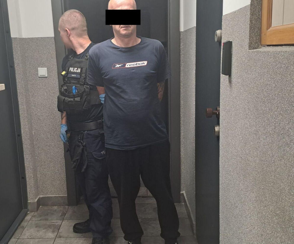 Policjant i zatrzymany 44-latek z zasłoniętymi oczami. O akcji w Opolu Lubelskim przeczytasz na Eska Lublin.