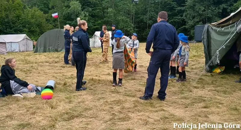 Policja wspiera harcerzy w Strużnicy w zapewnieniu bezpieczeństwa podczas wakacji