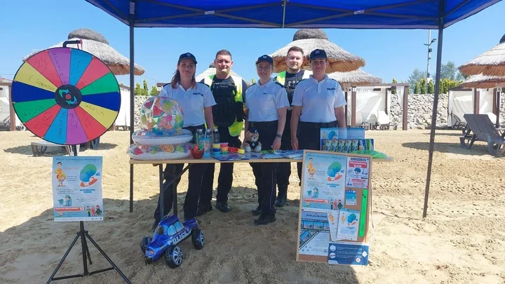 Policjanci i strażacy ostrzegali na plaży w Ostrowie przed tragedią
