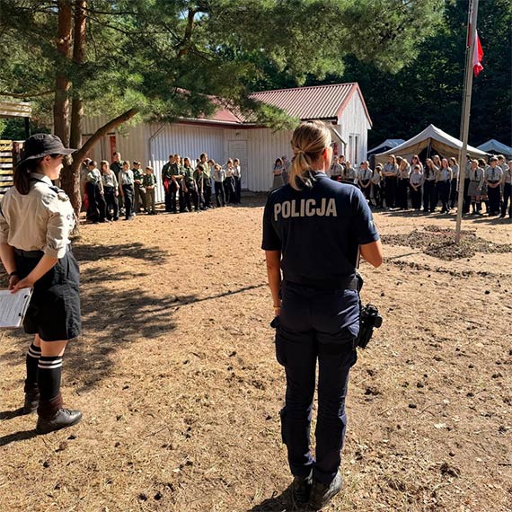 Policjanci kontrolują obozy letnie – bezpieczeństwo dzieci jest priorytetem