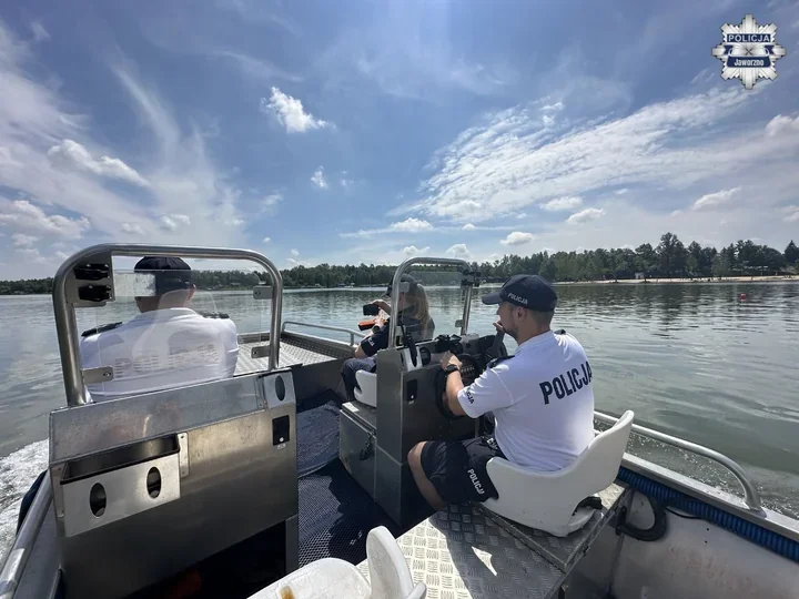 Policjanci na łodzi i rowerach pilnują wypoczywających nad Sosiną