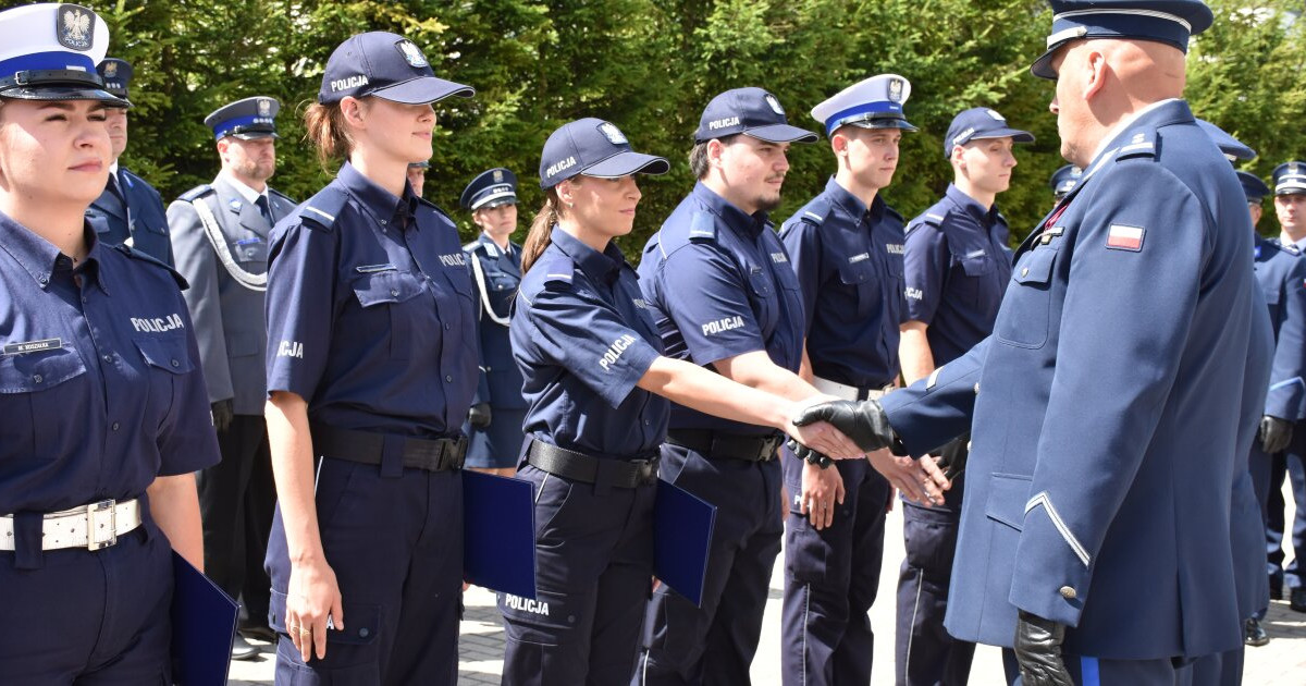 • Policjanci z KPP Kartuzy z odznaczeniami i awansami z okazji swojego święta