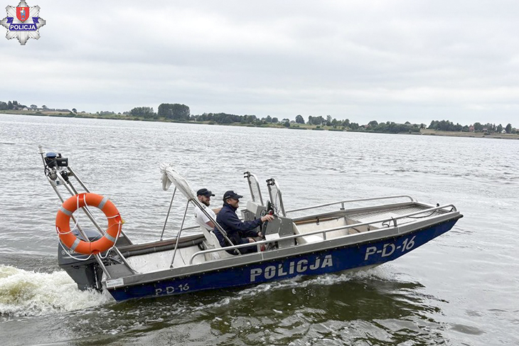 Policjanci z łodzi służbowej dbają o bezpieczeństwo osób wypoczywających nad zalewem