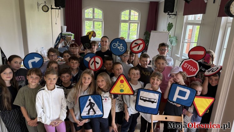Policjanci z wizytą na półkolonii. Rozmowy o bezpieczeństwie