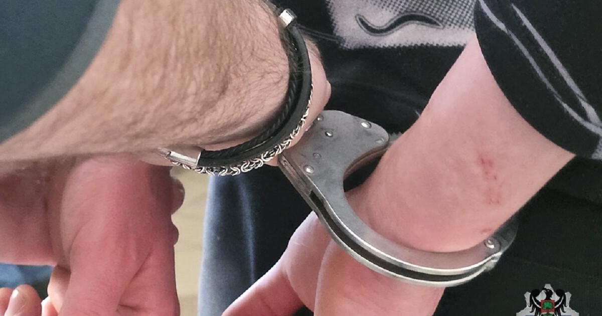 Policjanci zatrzymali 36-letniego Wałbrzyszanina, który nie tylko posiadał narkotyki, ale też uszkodził zaparkowany samo...