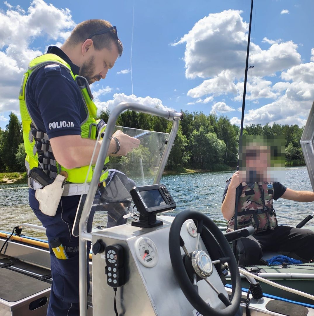 Policyjna łódź na międzyrzeckich jeziorkach. Mundurowi dbają o bezpieczeństwo nad wodą