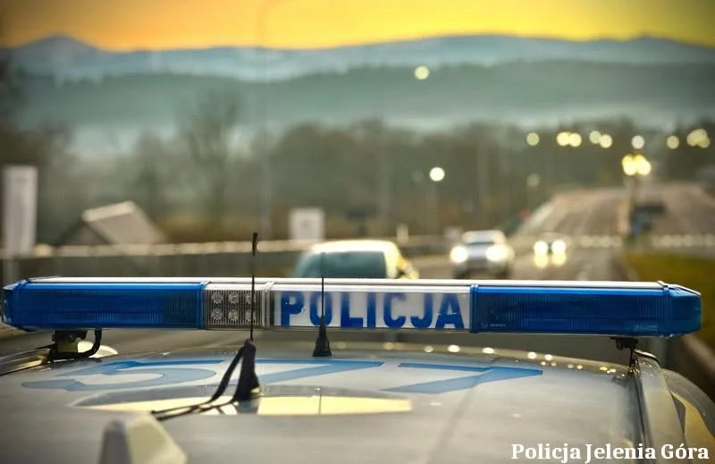 Policyjny bilans weekendu w regionie jeleniogórskim. 9 piratów drogowych zatrzymanych i groźny wypadek w Ścięgnach