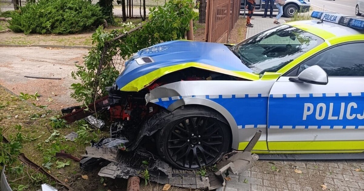 Policyjny Mustang rozbity pod Radomiem. Kierująca Volkswagenem ukarana mandatem