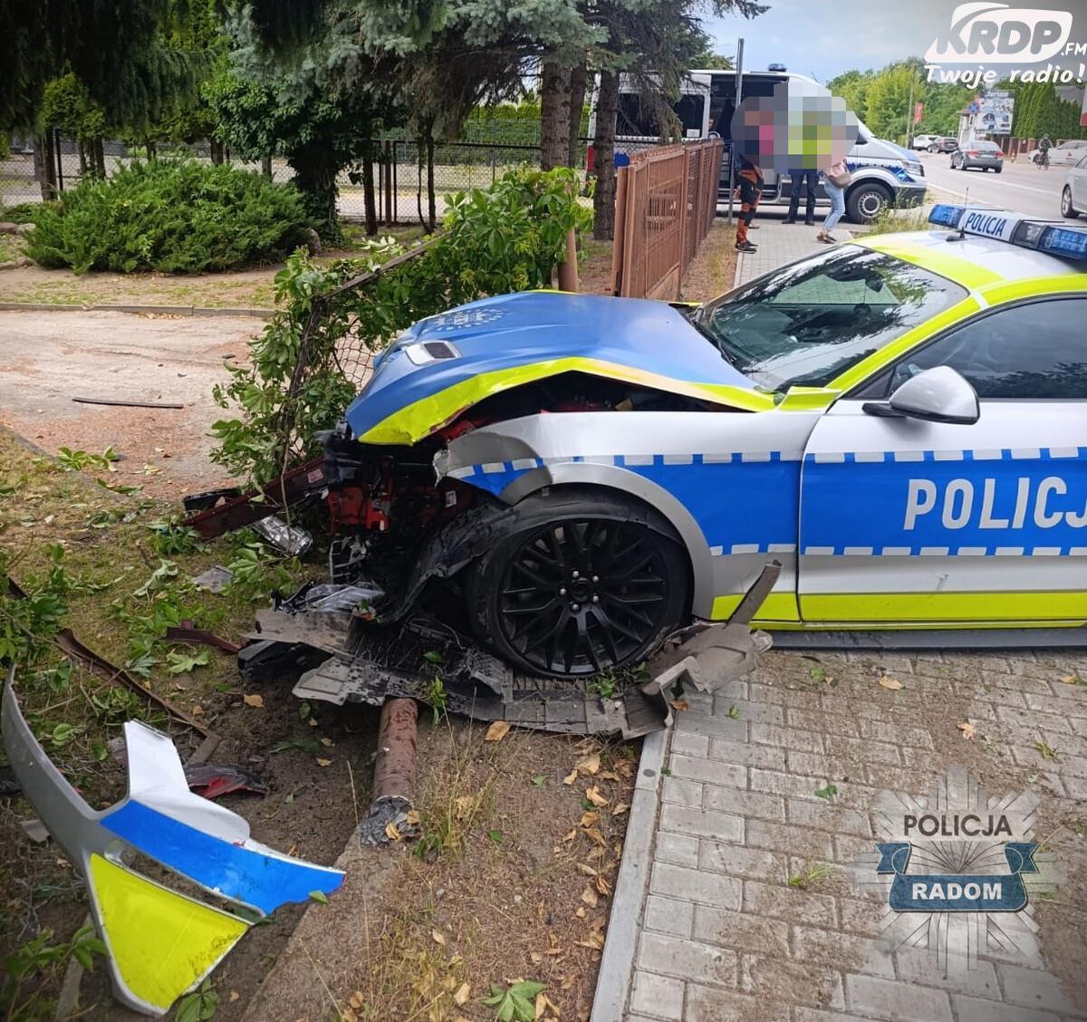 Policyjny mustang z Radomia rozbity podczas wypadku